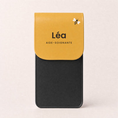 Pochette Petite abeille personnalisée « Léa · Aide-soignante »