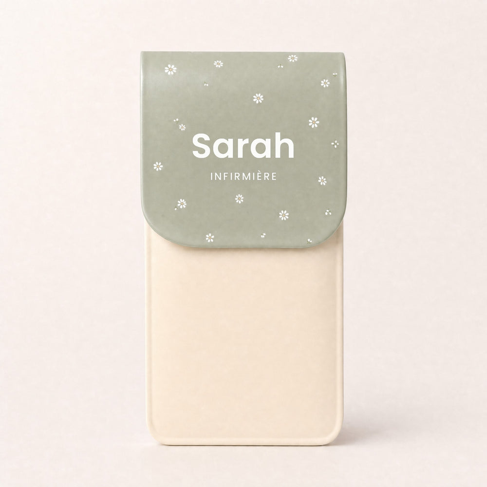 Pochette Sauge & Marguerites personnalisée « Sarah · Infirmière »