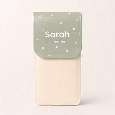 Pochette Sauge & Marguerites personnalisée « Sarah · Infirmière »