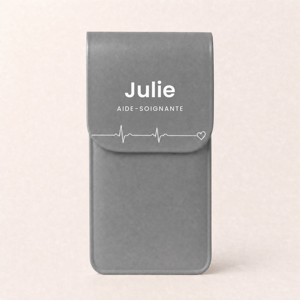 Pochette Battement de cœur personnalisée « Julie · Aide-soignante »