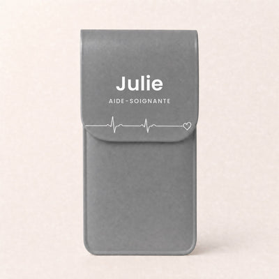 Pochette Battement de cœur personnalisée « Julie · Aide-soignante »