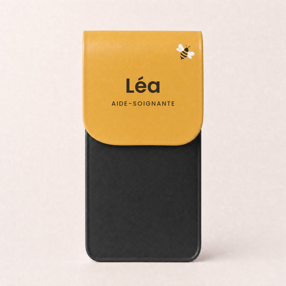 Pochette Petite abeille personnalisée « Léa · Aide-soignante »