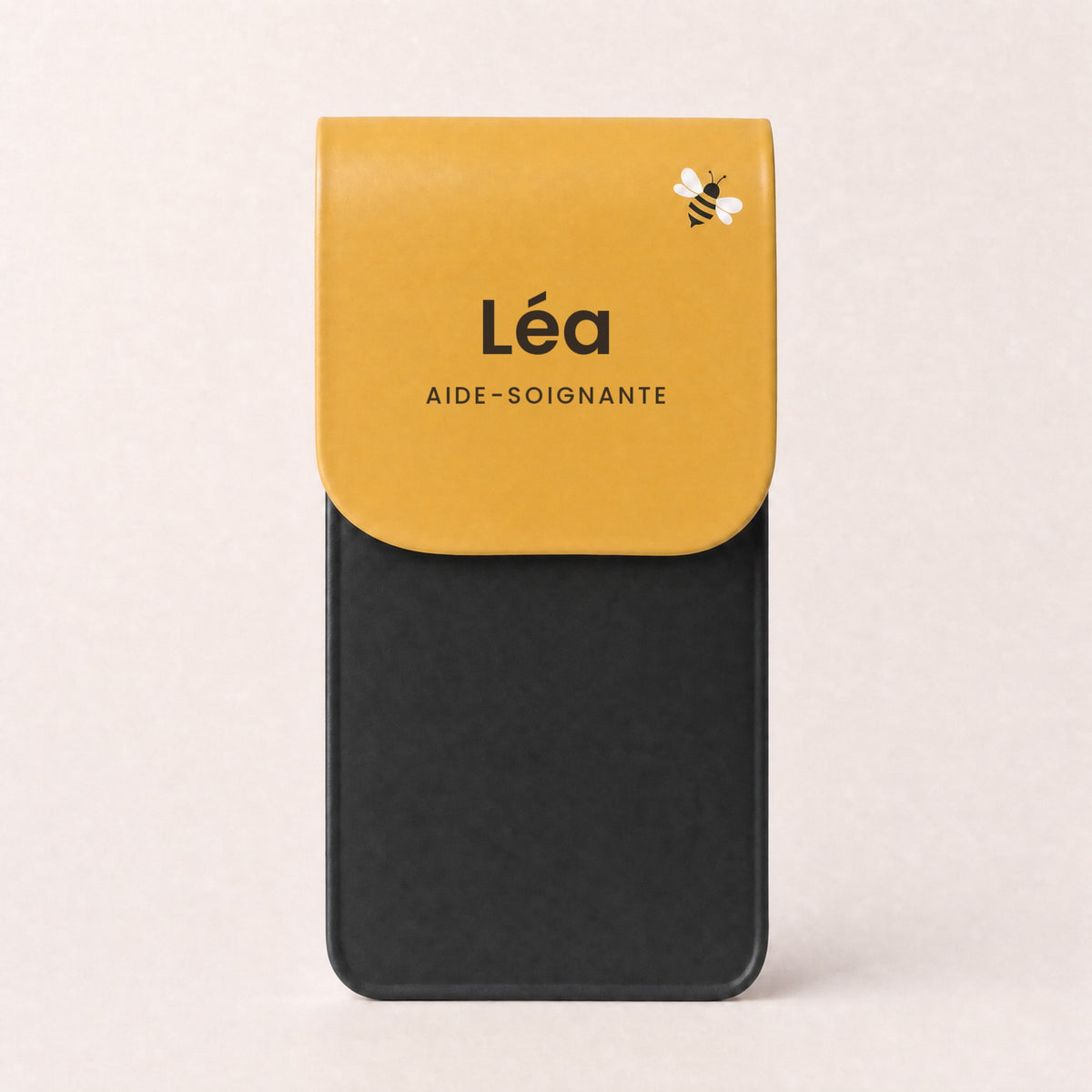 Pochette Petite abeille personnalisée « Léa · Aide-soignante »
