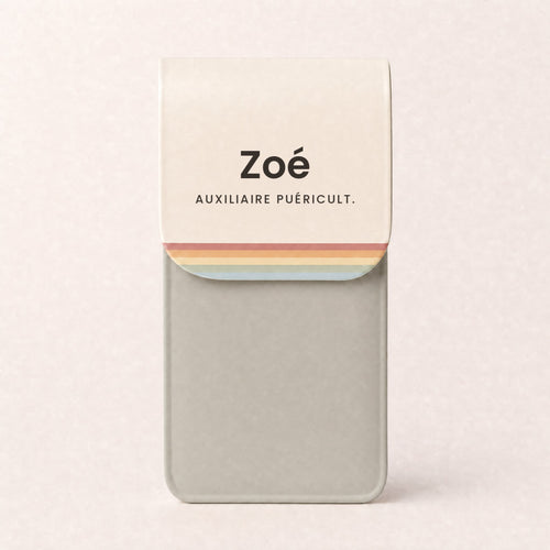 Pochette Arc-en-ciel doux personnalisée « Zoé · Auxiliaire puéricult. »