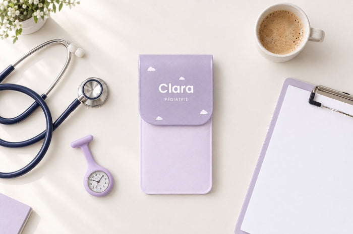 Pochette posée sur un bureau de soins, avec stéthoscope, montre infirmière et presse-papiers