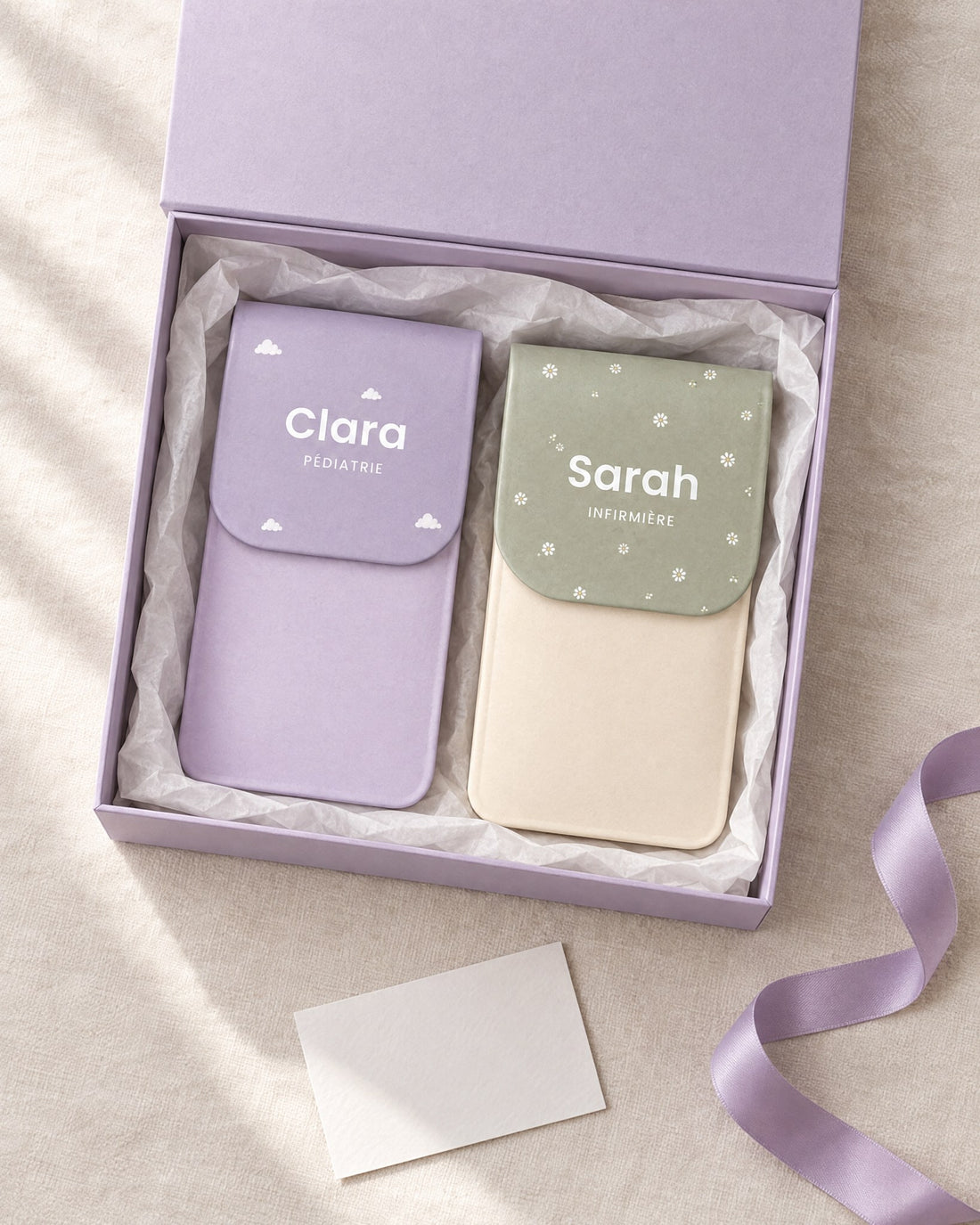 Deux pochettes personnalisées, Clara et Sarah, dans la même boîte cadeau