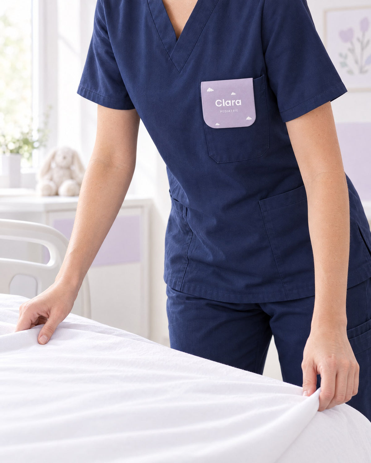 Soignante penchée sur un lit : la pochette reste à plat sur sa poche
